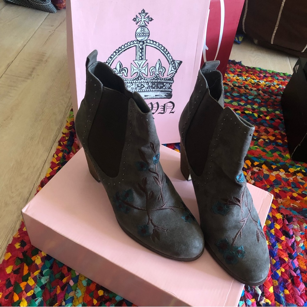 Suede olive green bootie